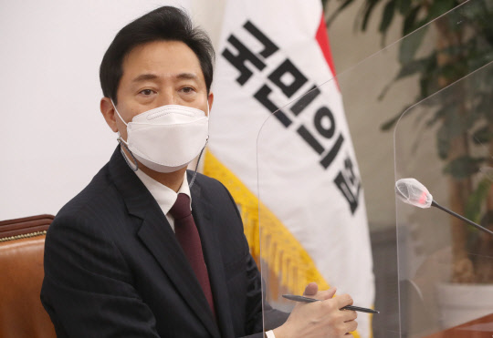 오세훈 국민의힘 서울시장 보궐선거 후보가 24일 오전 서울 여의도 국회에서 '야권 단일후보' 선출 이후 첫 기자간담회를 진행하면서 질문을 받고 있다.[사진=연합뉴스]